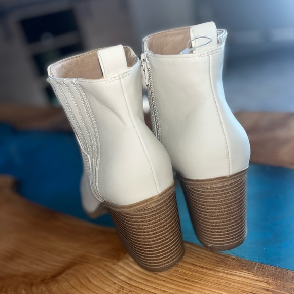Size 10 white heel boots - Picture 3 of 3